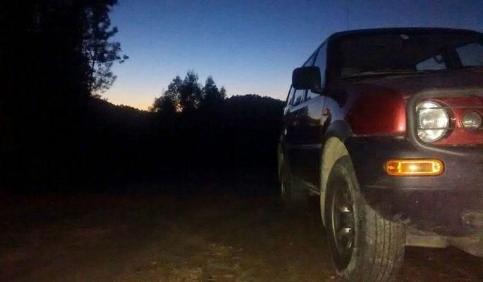 Coche al anochecer