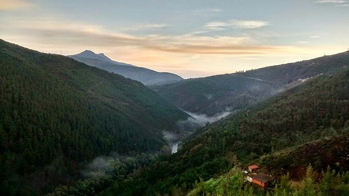 Río atravesando un valle