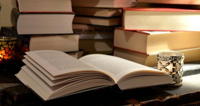 Escritorio aborratado de libros
