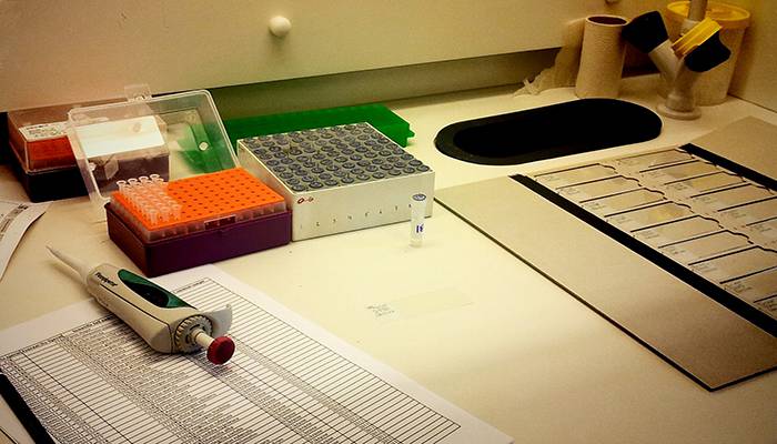 Mesa de trabajo con muestras de esperma de aves