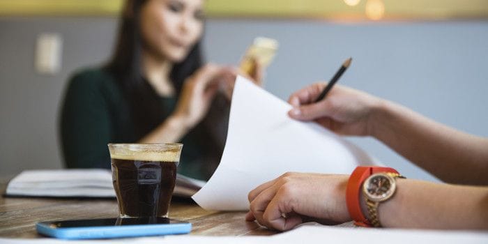 Trabajar duro y constante Trabajando con un café