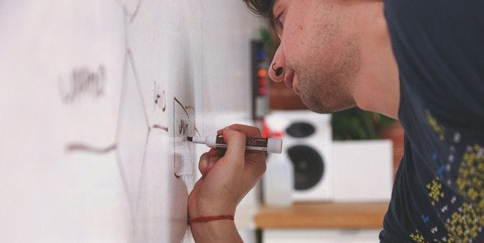 Te esperan largas horas de trabajo Trabajando en una pizarra