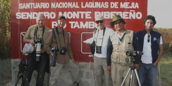 Ernesto guiando a un grupo de turistas Observando fauna en el Santuario Nacional Lagunas de Mejía